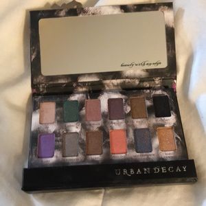 Barely used urban decay eyeshadow pallet